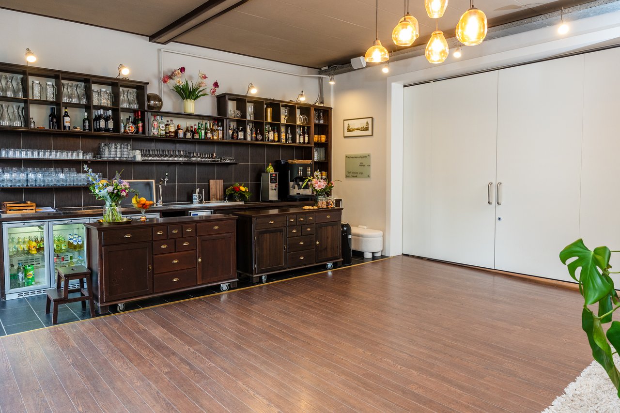 Het Midden bar gedeelte met tussendeur dicht 