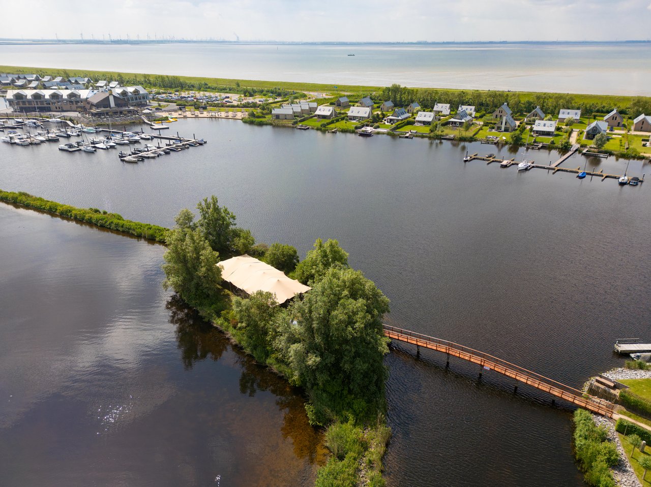 Privé eiland toegankelijk per brug