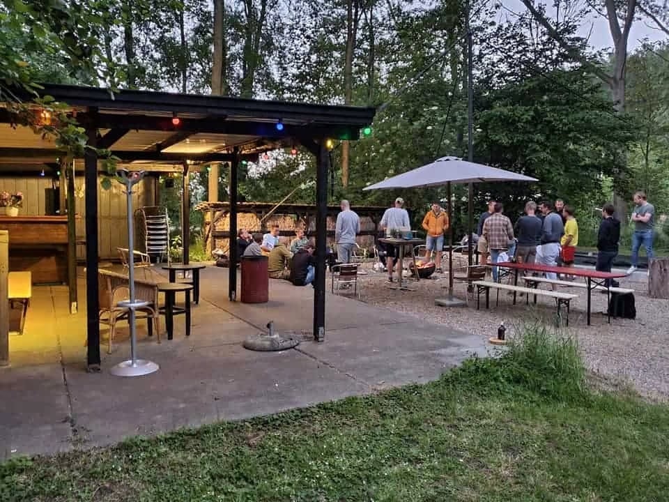 activiteitenterrein-locatie-bedrijfsuitje-overkapping.jpeg