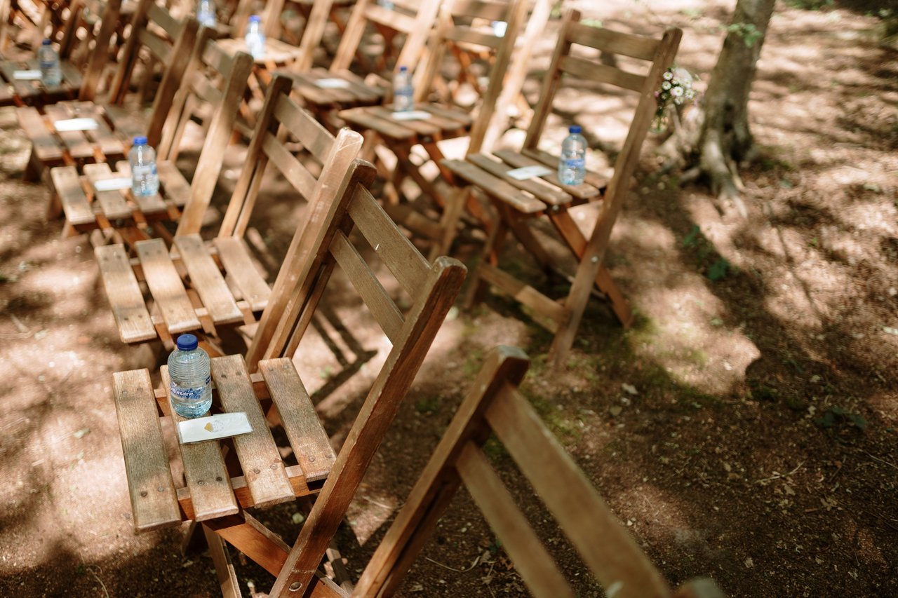 Stoeltjes in het bos