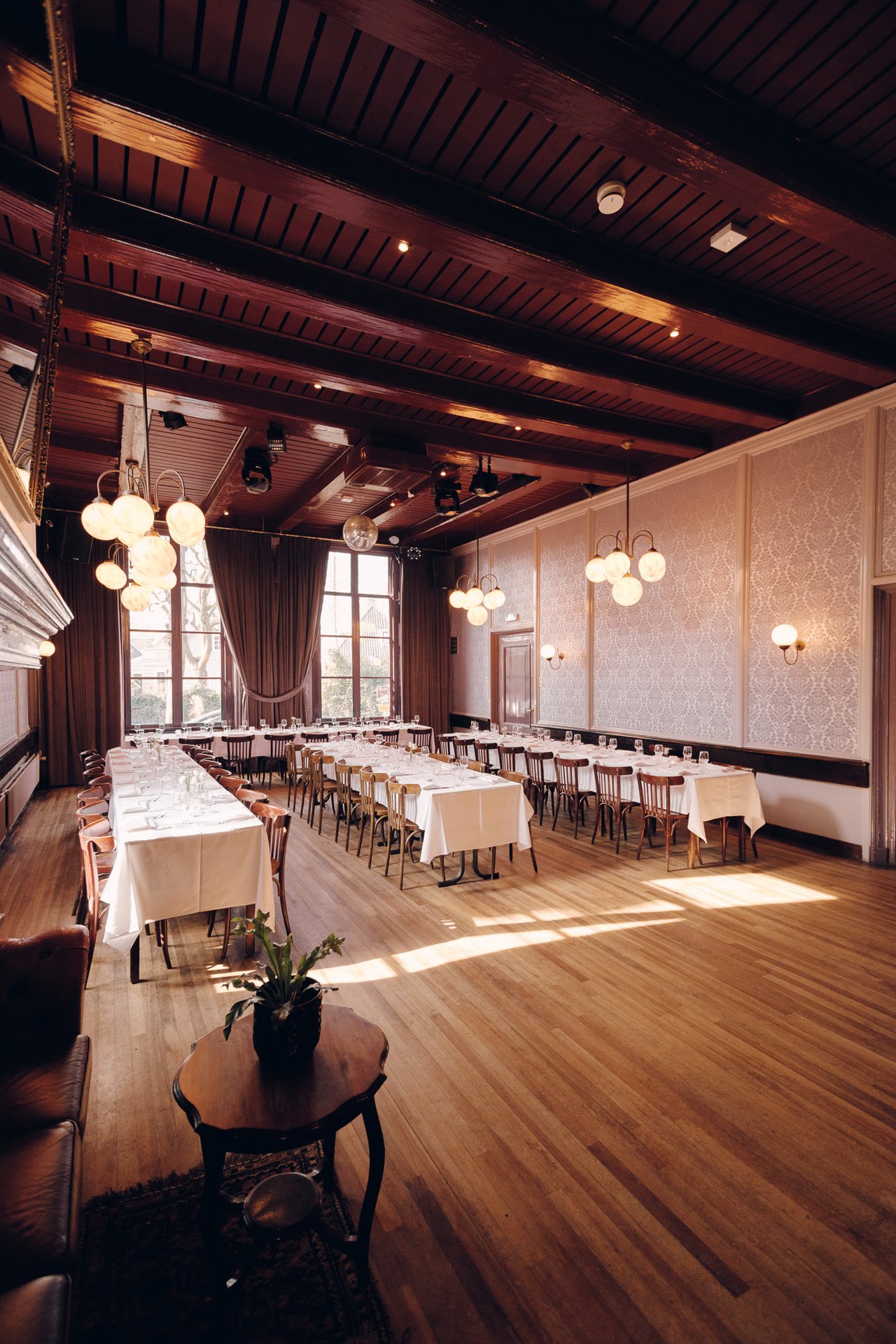Diner- en feestopstelling in de Grote Zaal van Het Broeker Huis