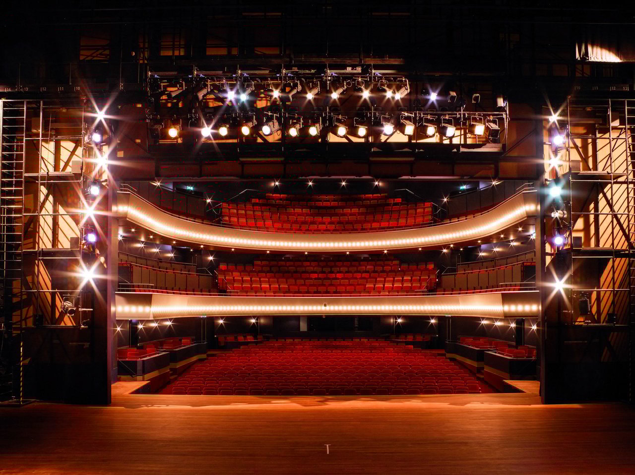 Theaterzaal - Toneel.jpg
