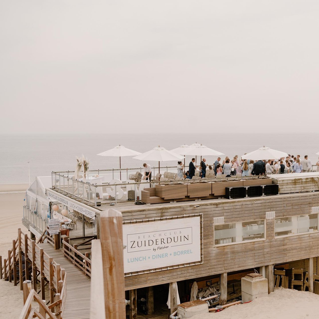 Dakterras met uitzicht op zee