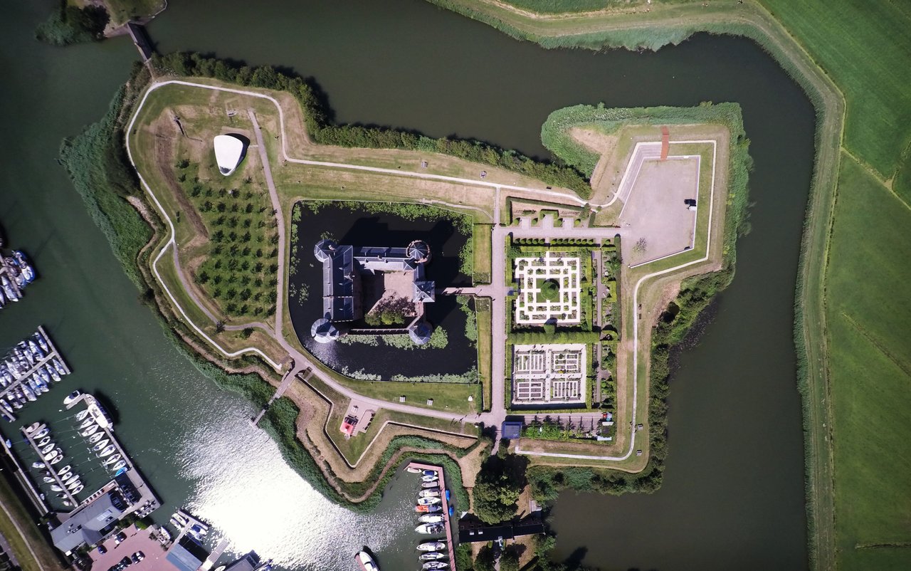 BF Muiderslot overzicht kasteel en terrein.jpg