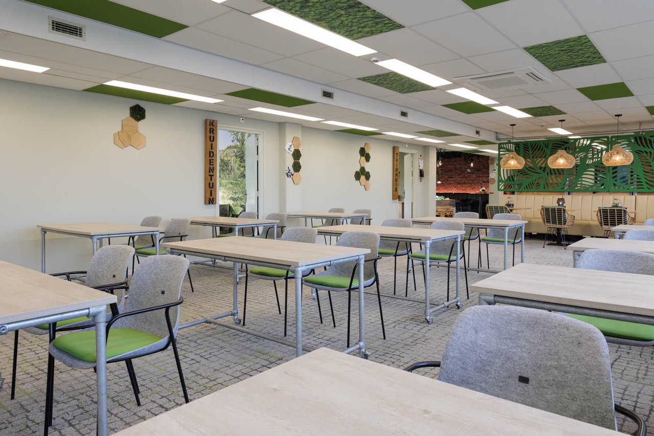 Binnentuin - Overzicht plenaire zaal, 2 break-out ruimtes en achterin de catering