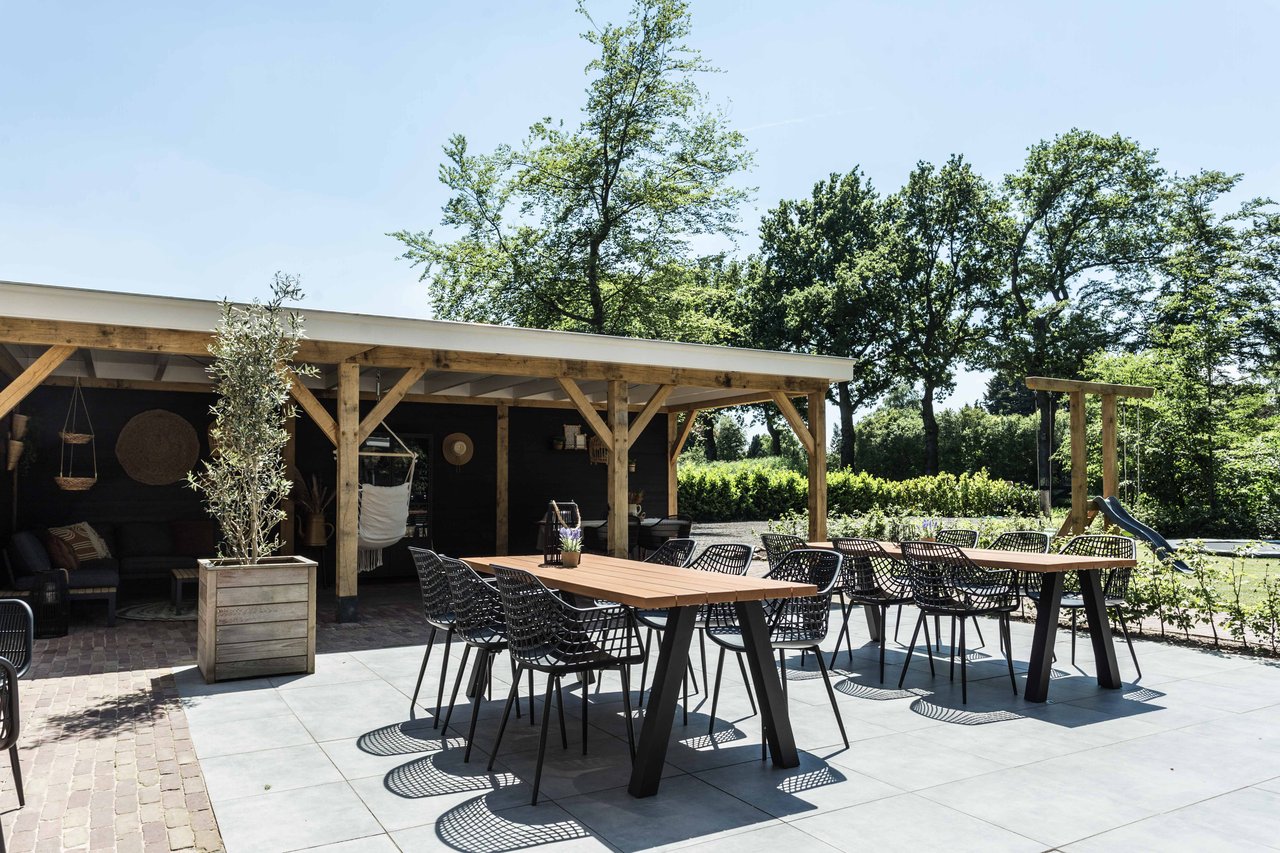 Voorterras met overkapping