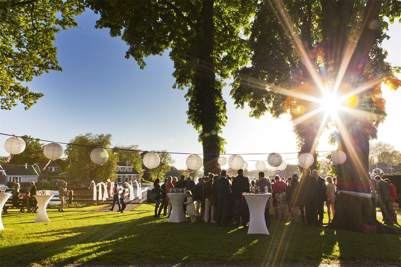 Receptie in de tuin.jpg