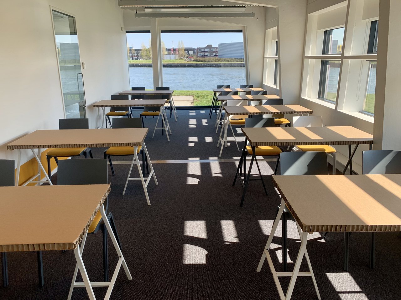 Meeting Space - Space 5 - Zaal 5 - Opstelling - Schoolopstelling - Kartonnen tafels  - Kanaal - Uitzicht - DUS De Utrechtse Stadsvrijheid
