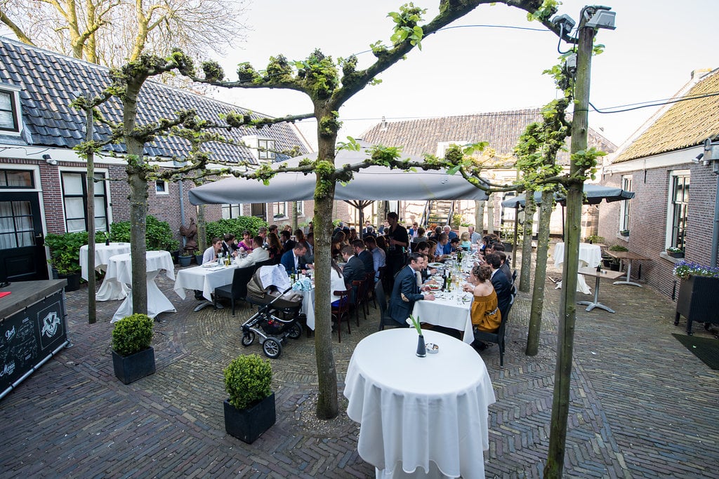 Buitendiner tijdens bruiloft op de binnenplaats van Het Broeker Huis