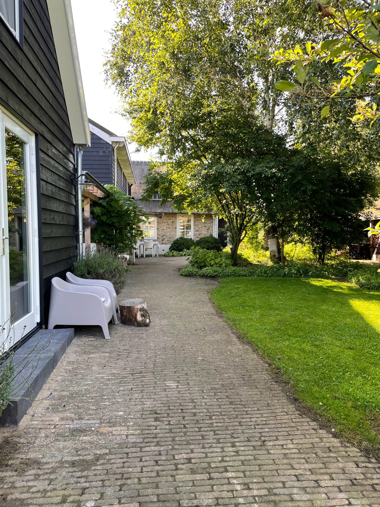 Heerlijke binnentuin, deels schaduwrijk op warme dagen