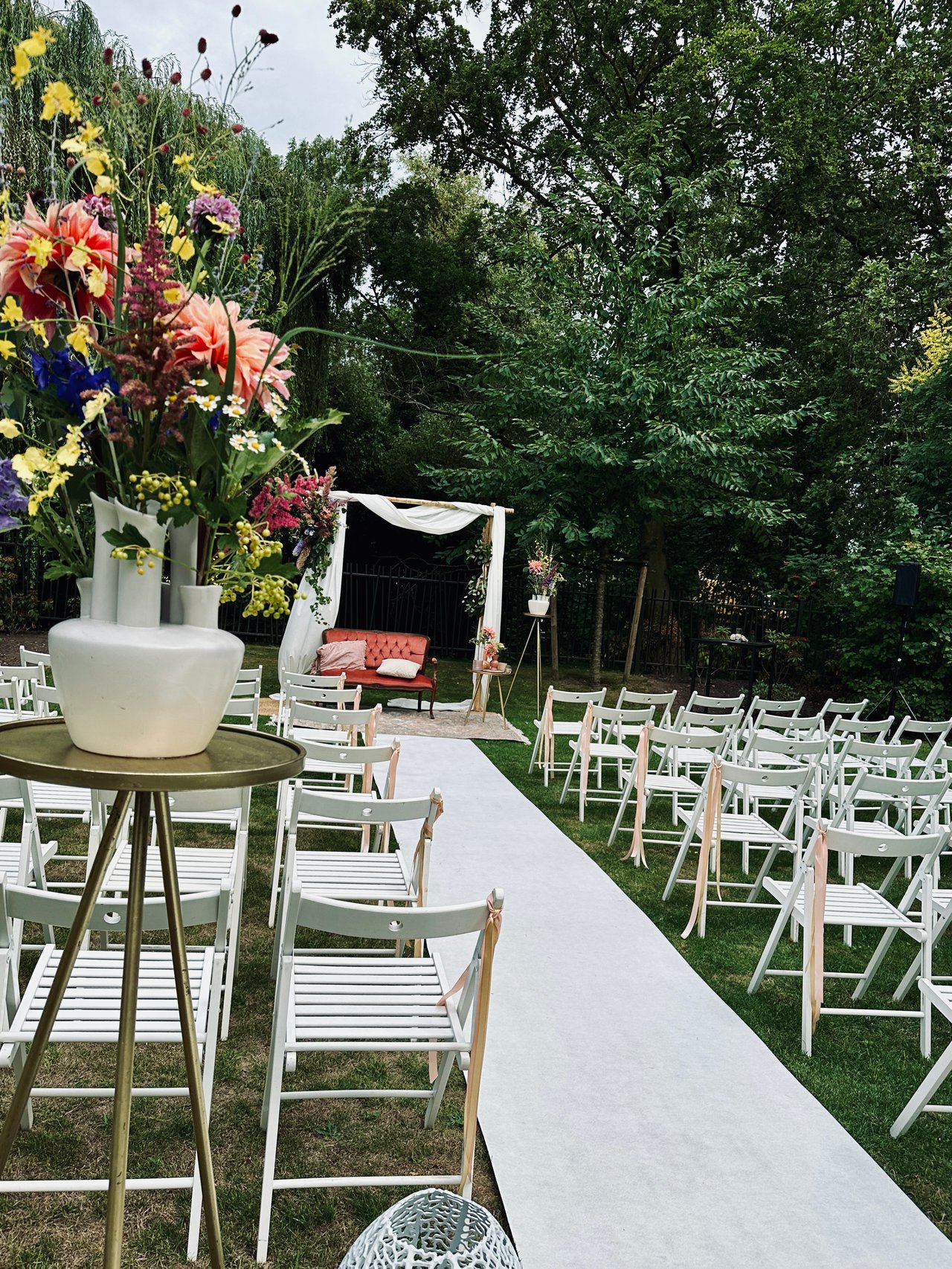 Ceremonie buiten - witte stoelen.jpg