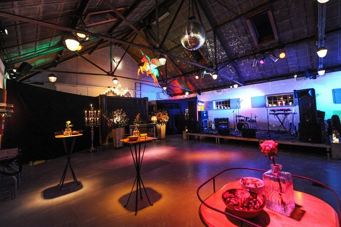 Zaal F met podium