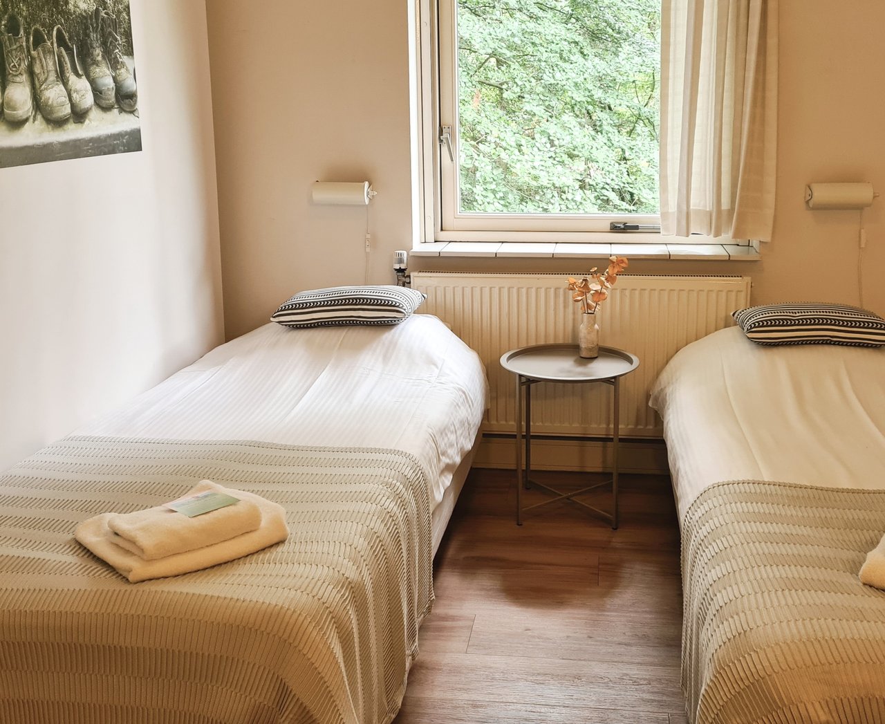 Vierpersoonskamer met gedeelde douche en toilet hotelgebouw