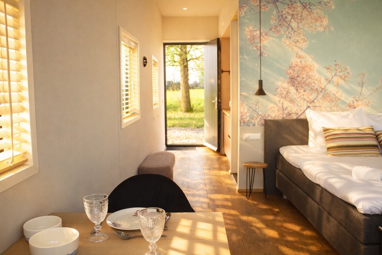 Binnen in een tiny house cabin