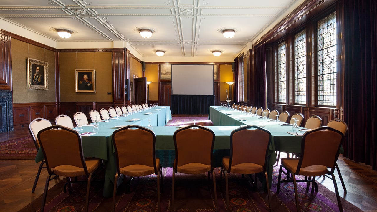 U-vorm opstelling in de Koningszaal, De Bazel Amsterdam