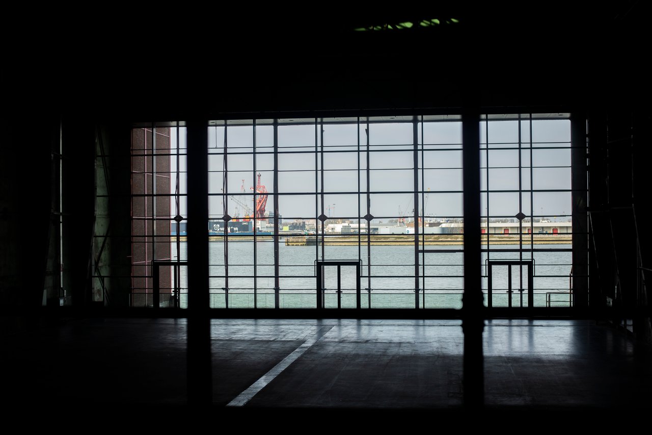 Hal met raam van 250m2