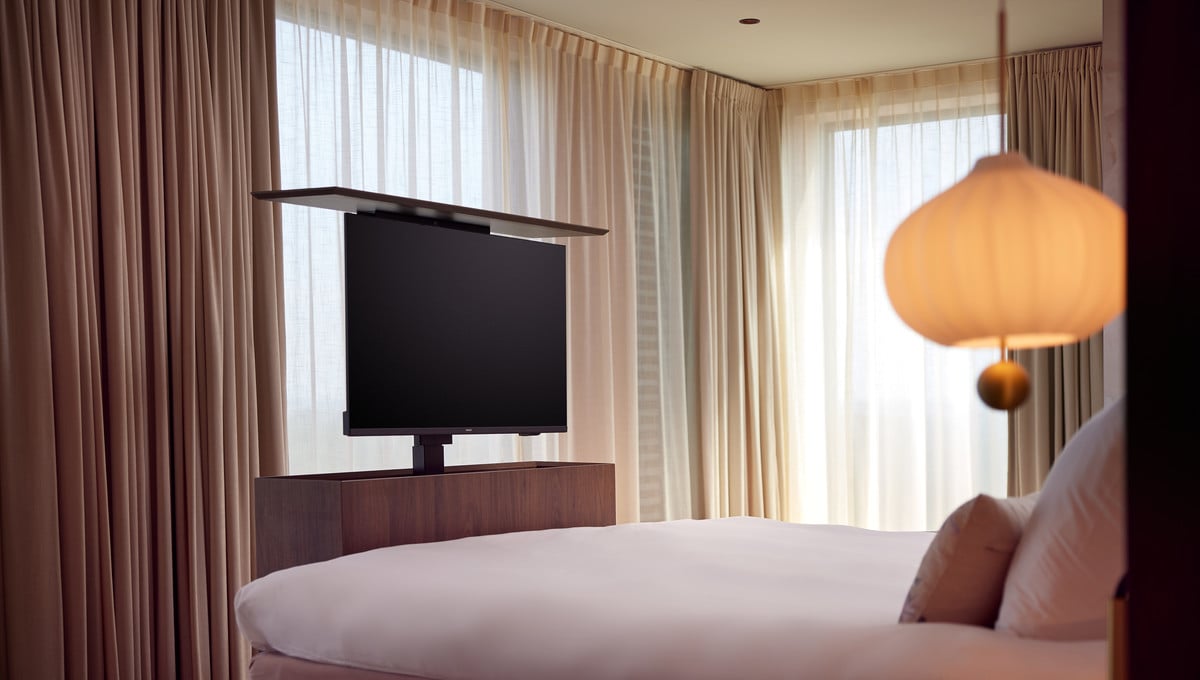 Penthouse East Televisie