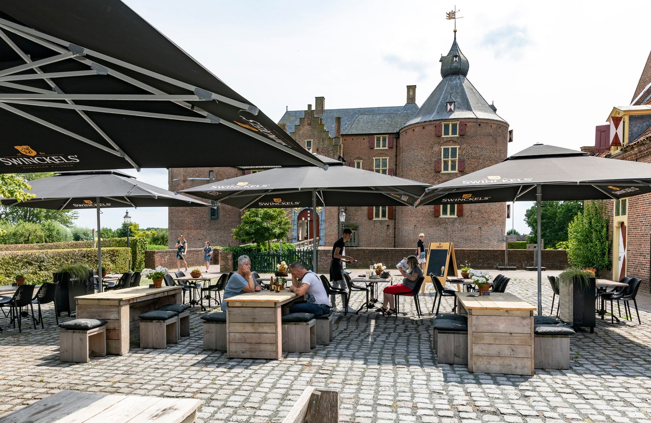 Ammersoyen-kasteel-Koetshuis-terras-TRot-19--06-