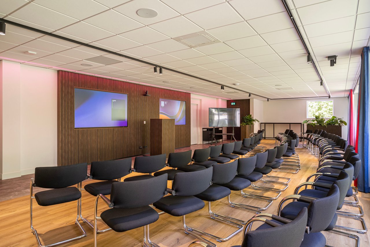 Summit, theateropstelling met video wall.