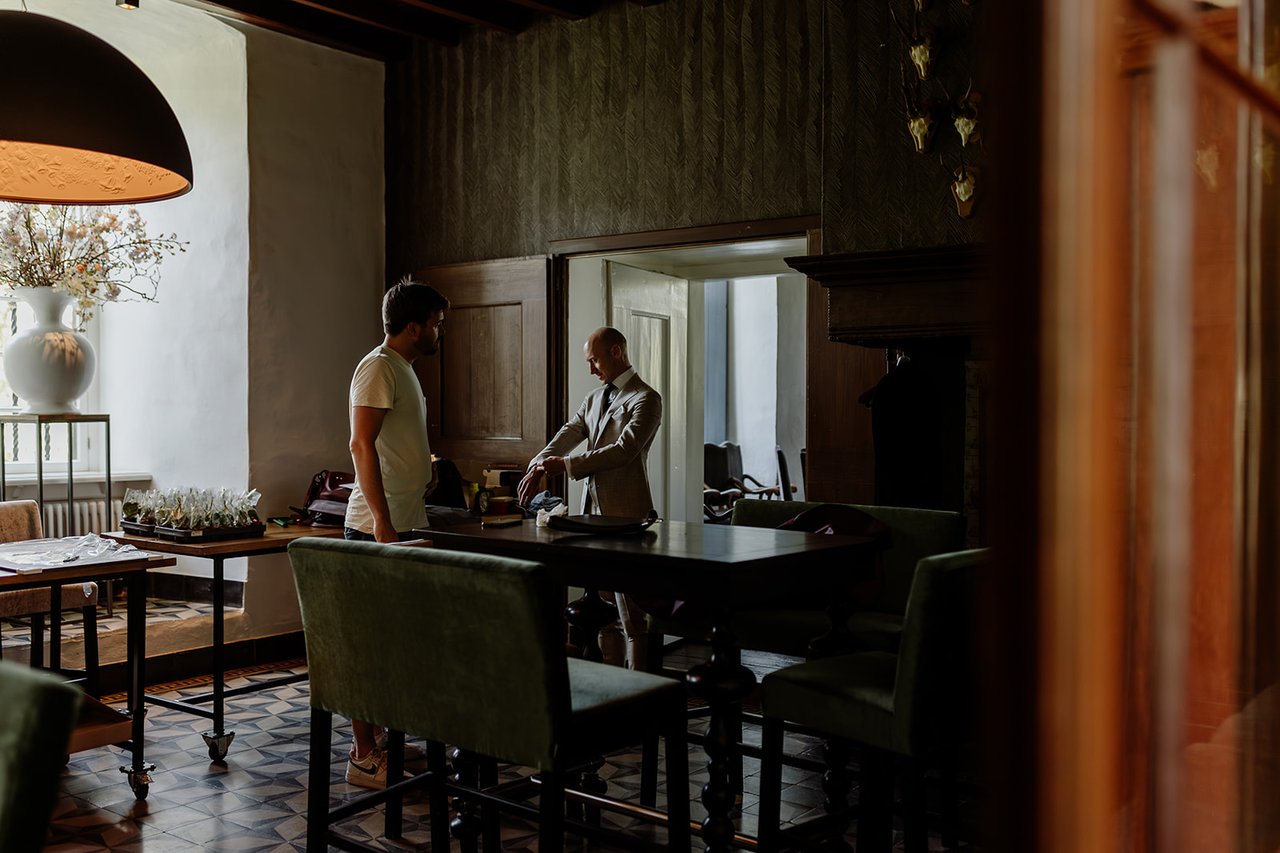 Omkleden man in de Gelagkamer