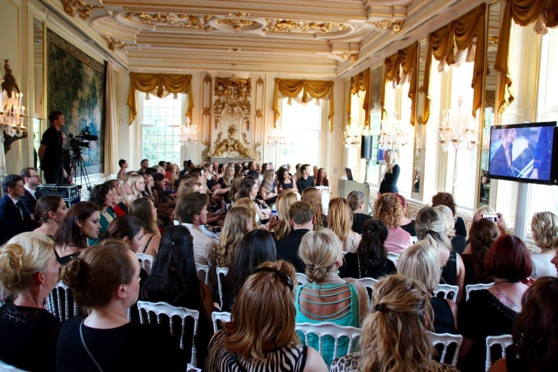 Zakelijke theateropstelling Spiegelzaal.
