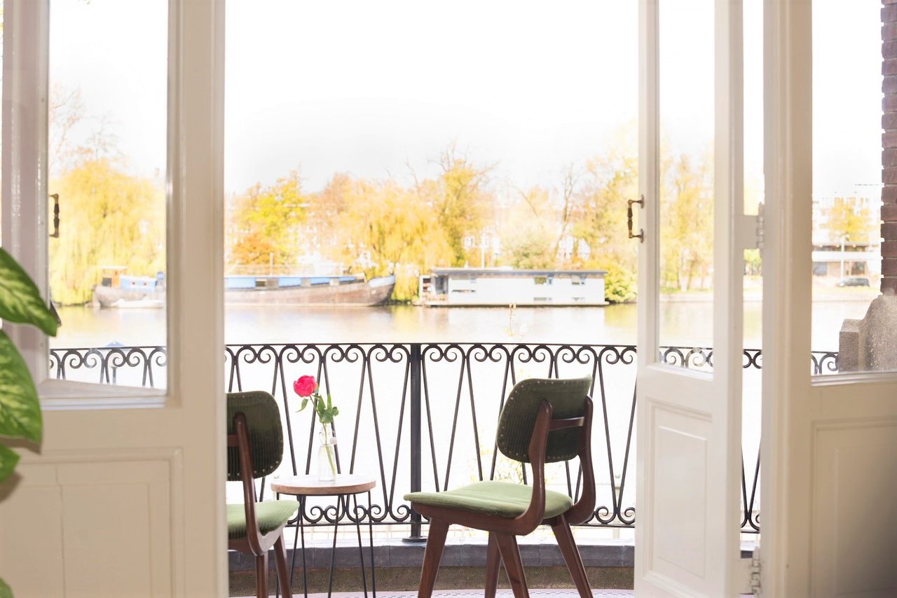 Het balkon met uitzicht over de Amstel
