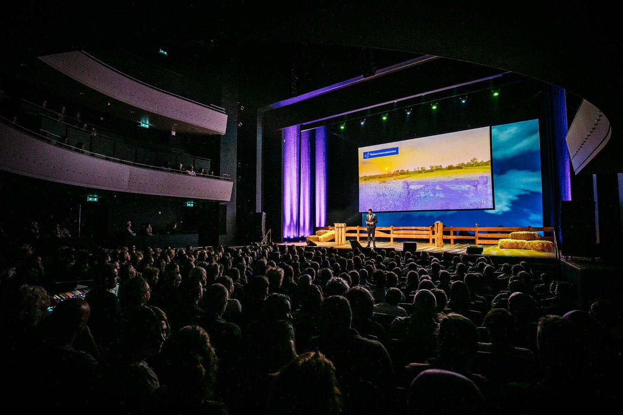 Theaterzaal - gevulde zaal.jpg