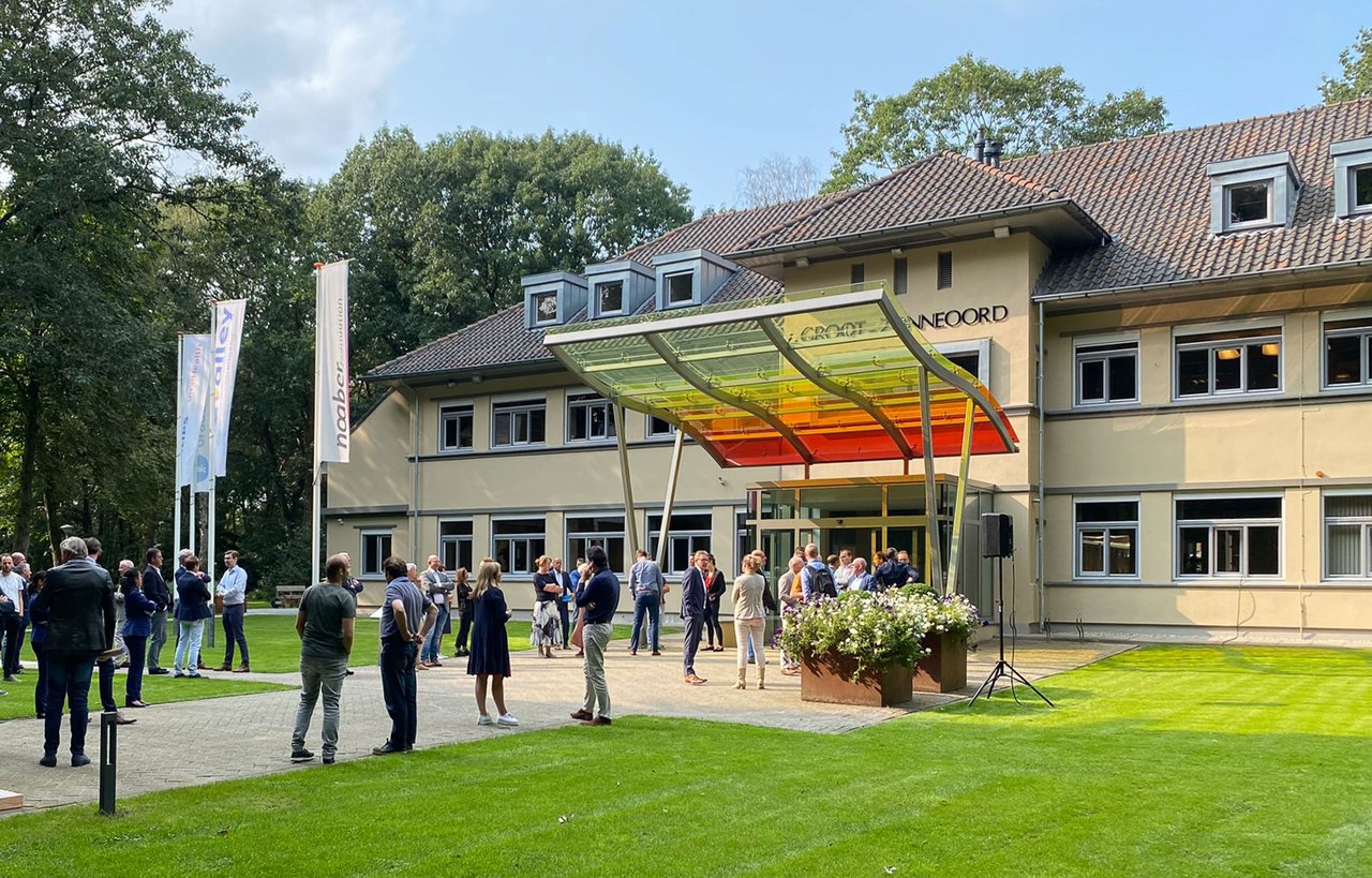 Zonneoord met gasten.jpg