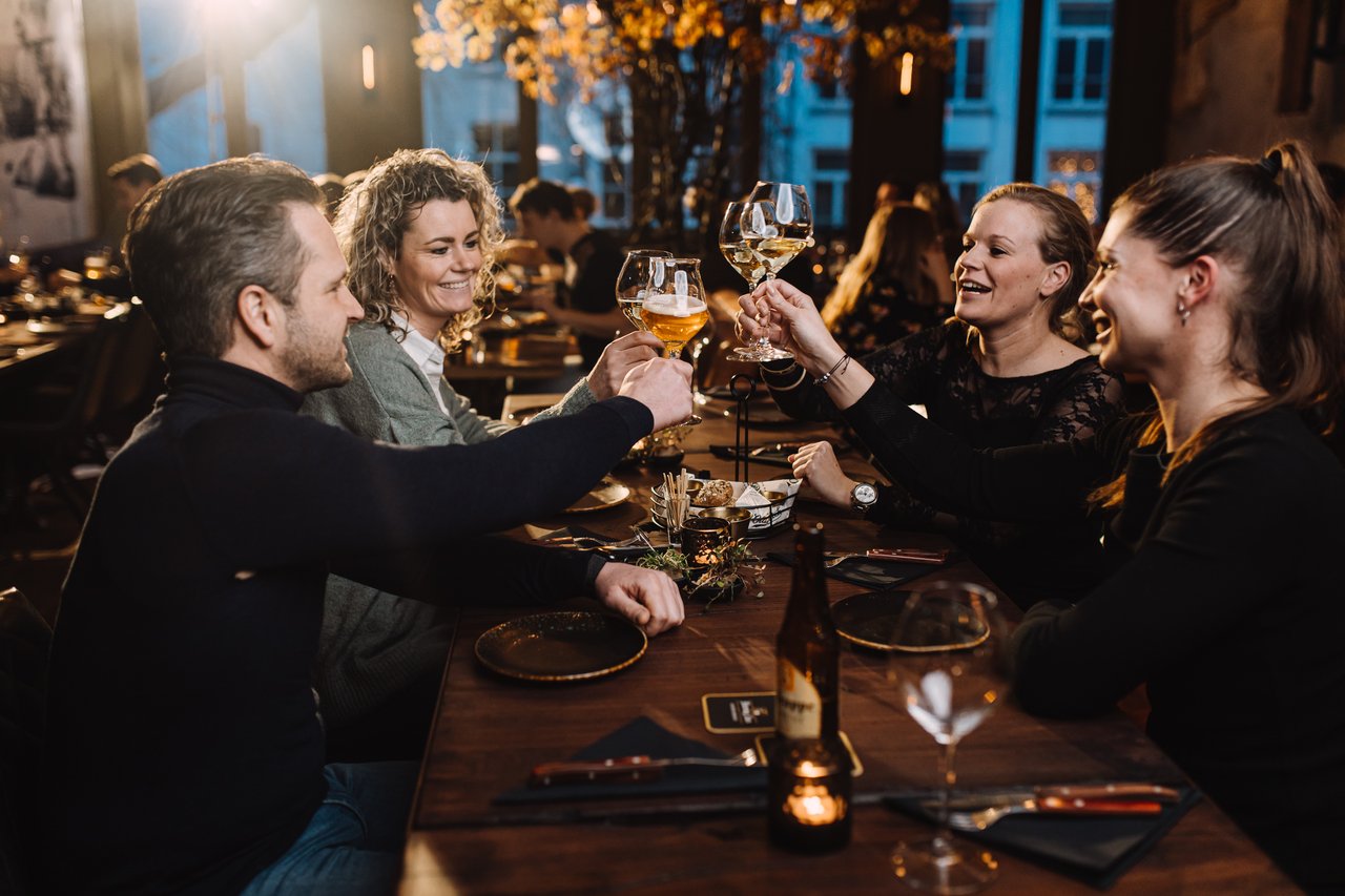 Grote groepen dineren in restaurant (2)