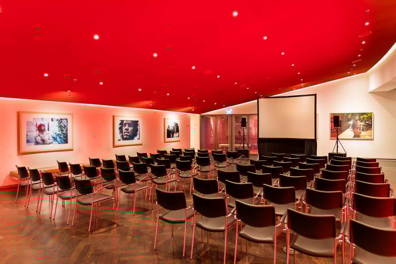 Evenementenlocatie-Amsterdam-DeLaMar-Theater-Rode-foyer-theater-opstelling-LR