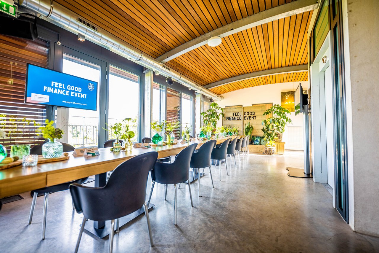 Diner met uitzicht op de landerijen