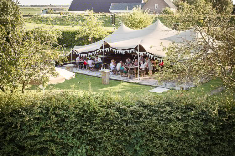Stretchtent in de tuin