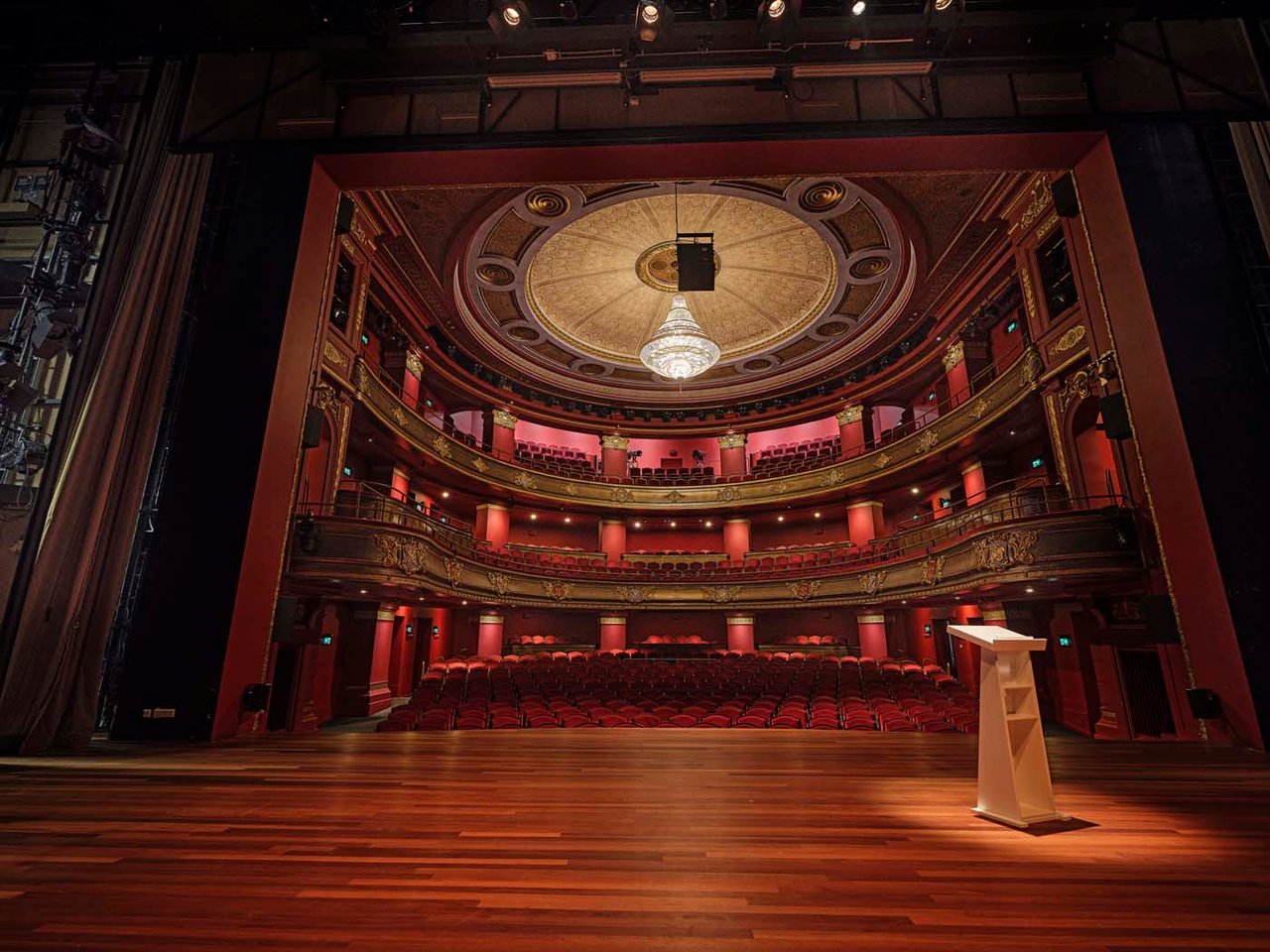 Stadsschouwburg-haarlem-theaterzaal-gezien-vanaf-het-podium-met-katheder-2.jpg