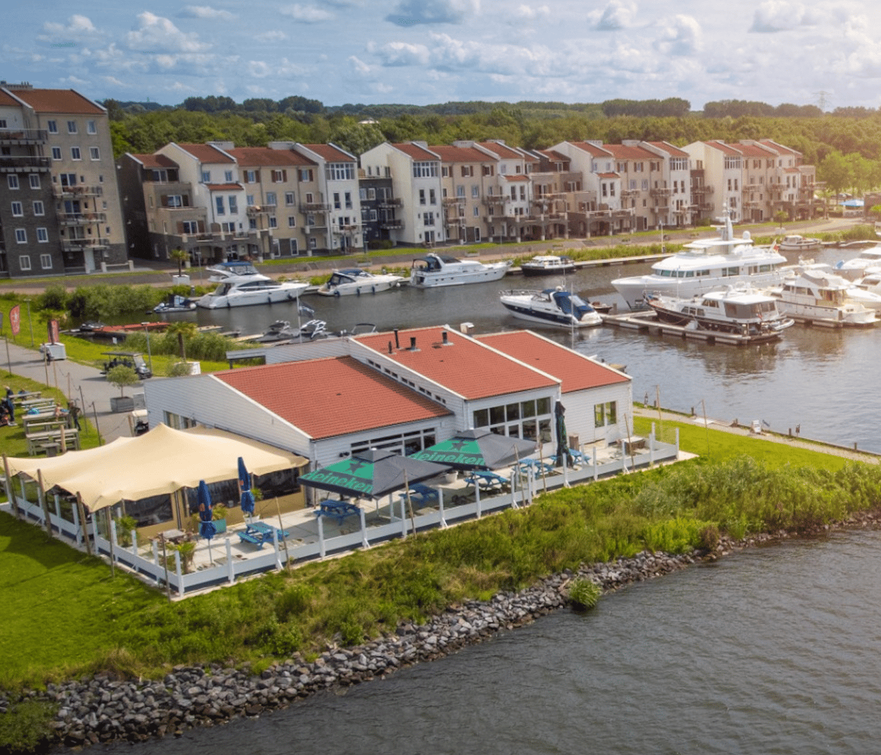 Eemhof Beachclub terras van boven