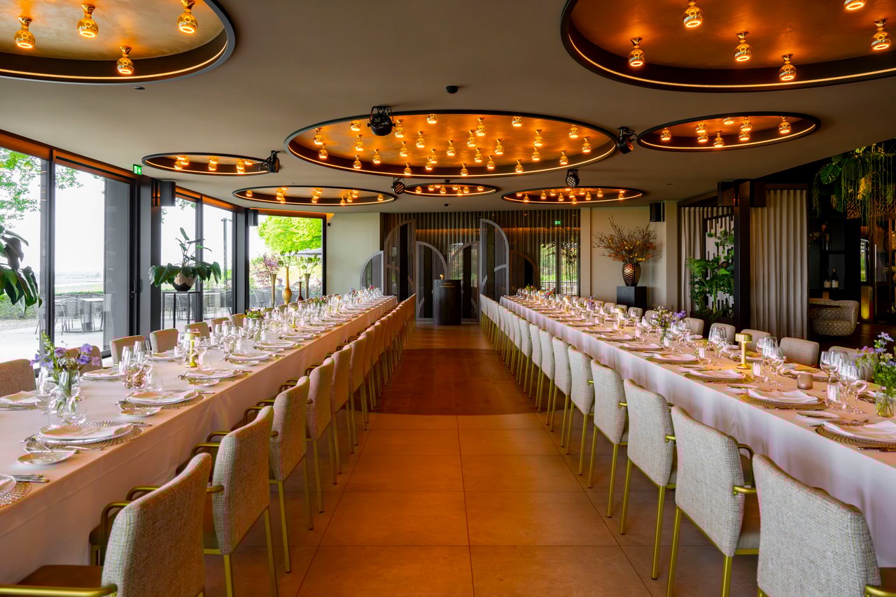 Diner opstelling met lange tafels