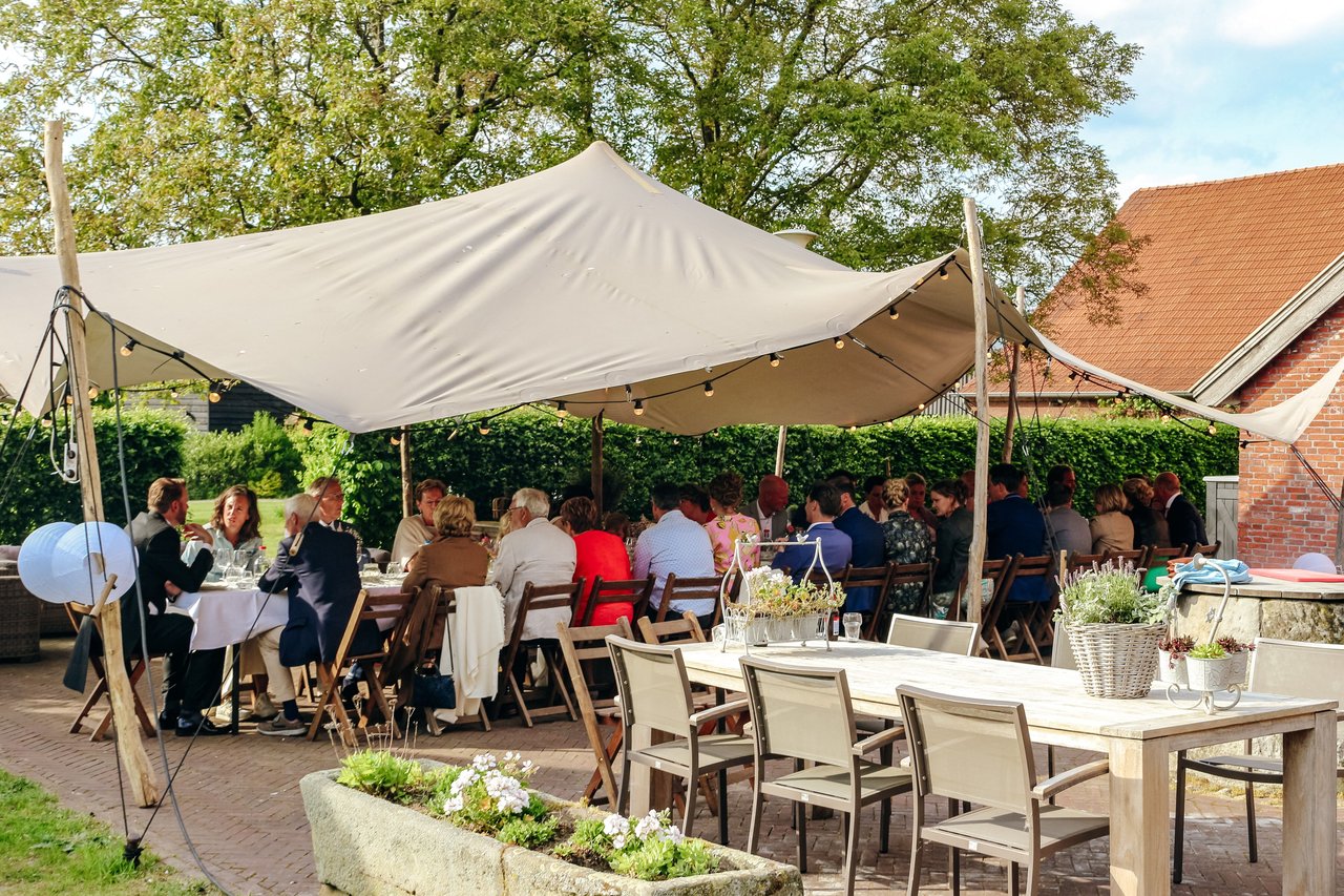 Onder de stretchtent