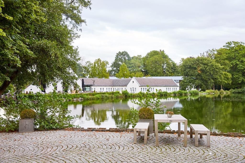 Terras Morettipaviljoen met zicht op de vijver