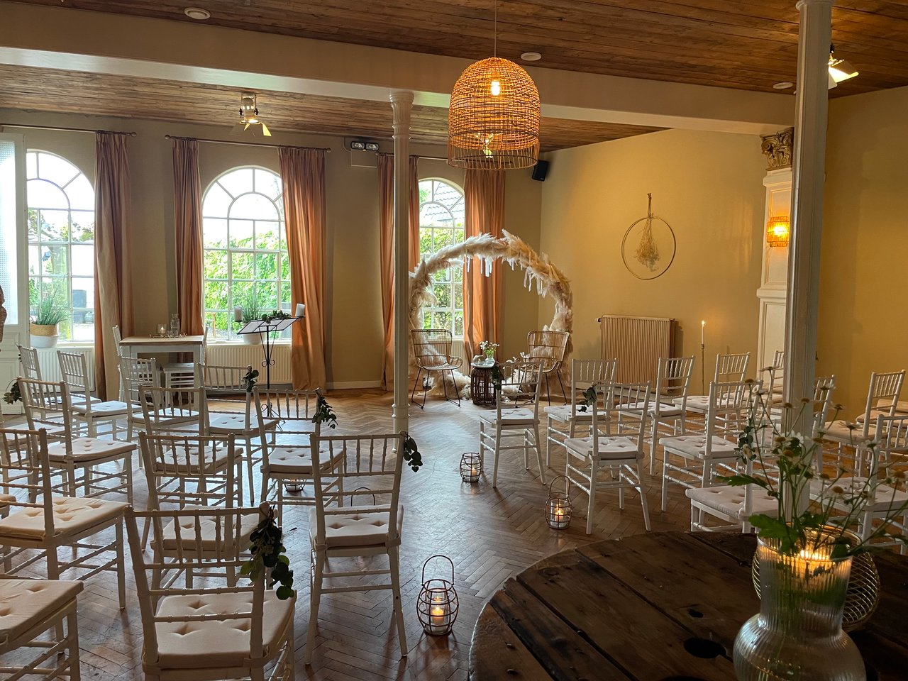 Huwelijks ceremonie in de tuinkamer