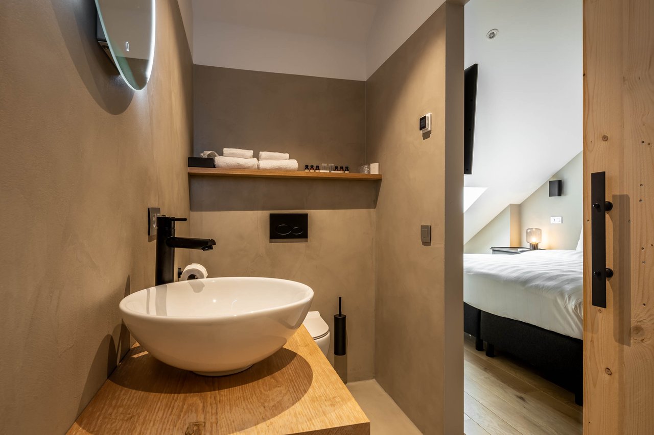Compact Room 2.jpg