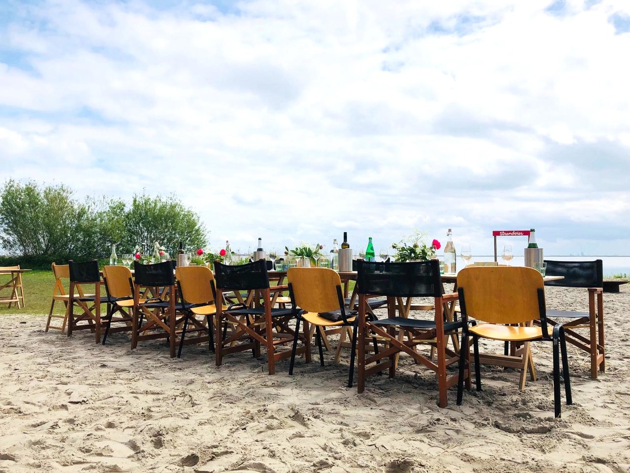 Lange tafel in het zand