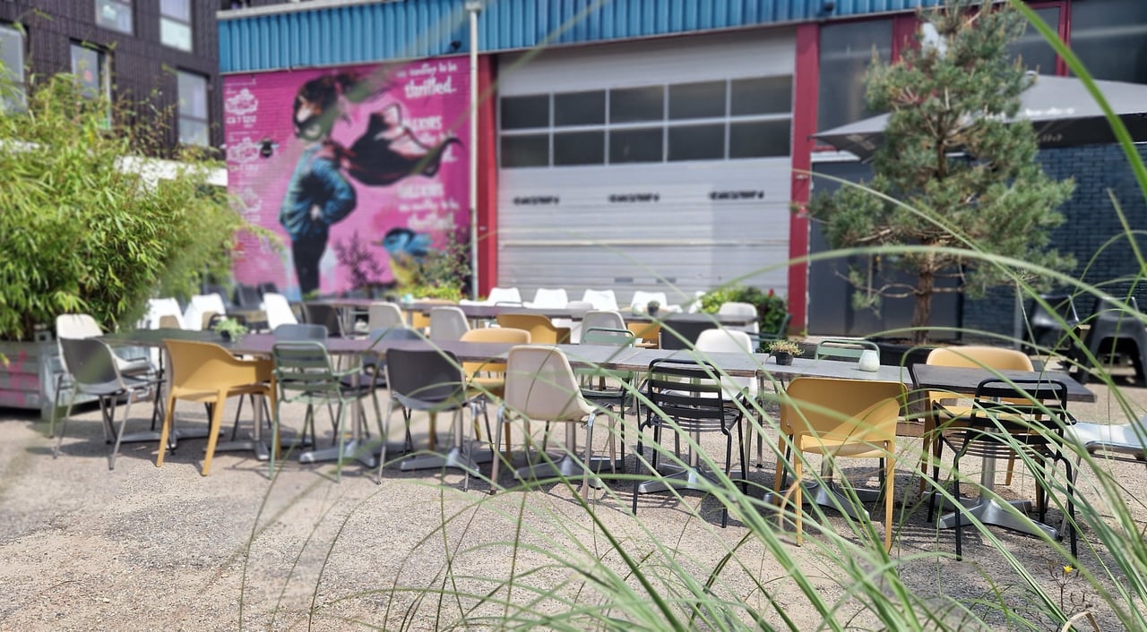 Terras bij The Drain