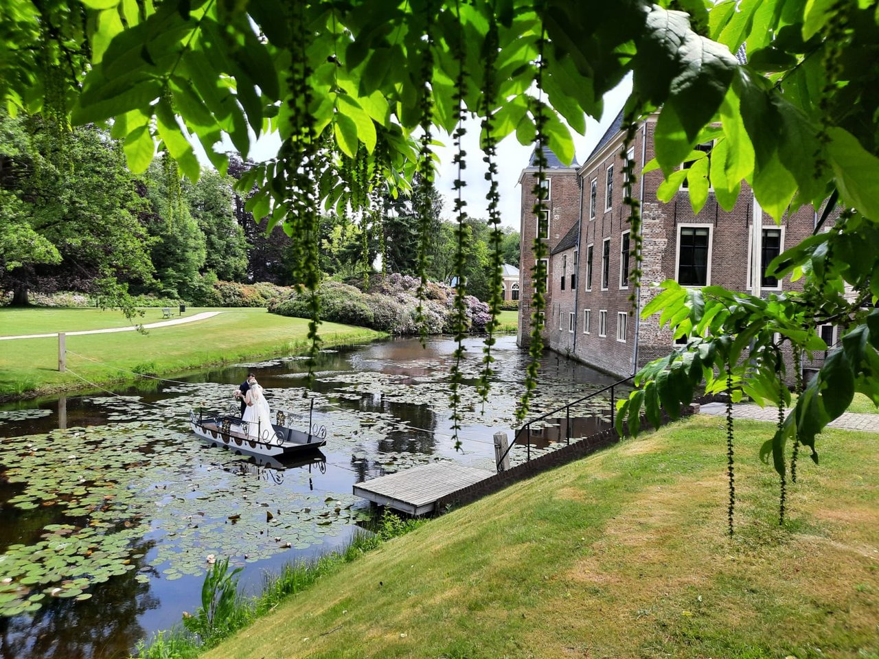 Huwelijksbootje in kasteelgracht