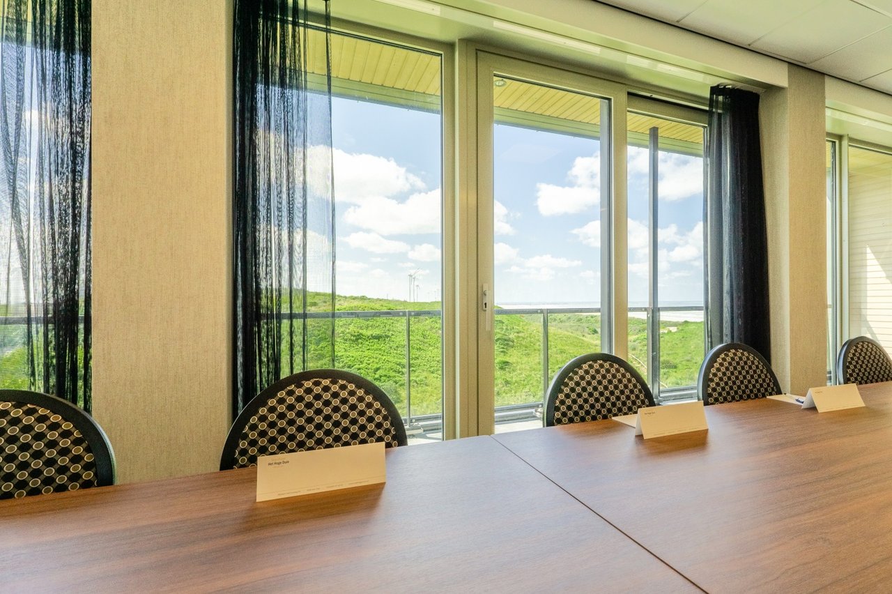 Zaal met uitzicht op de duinen