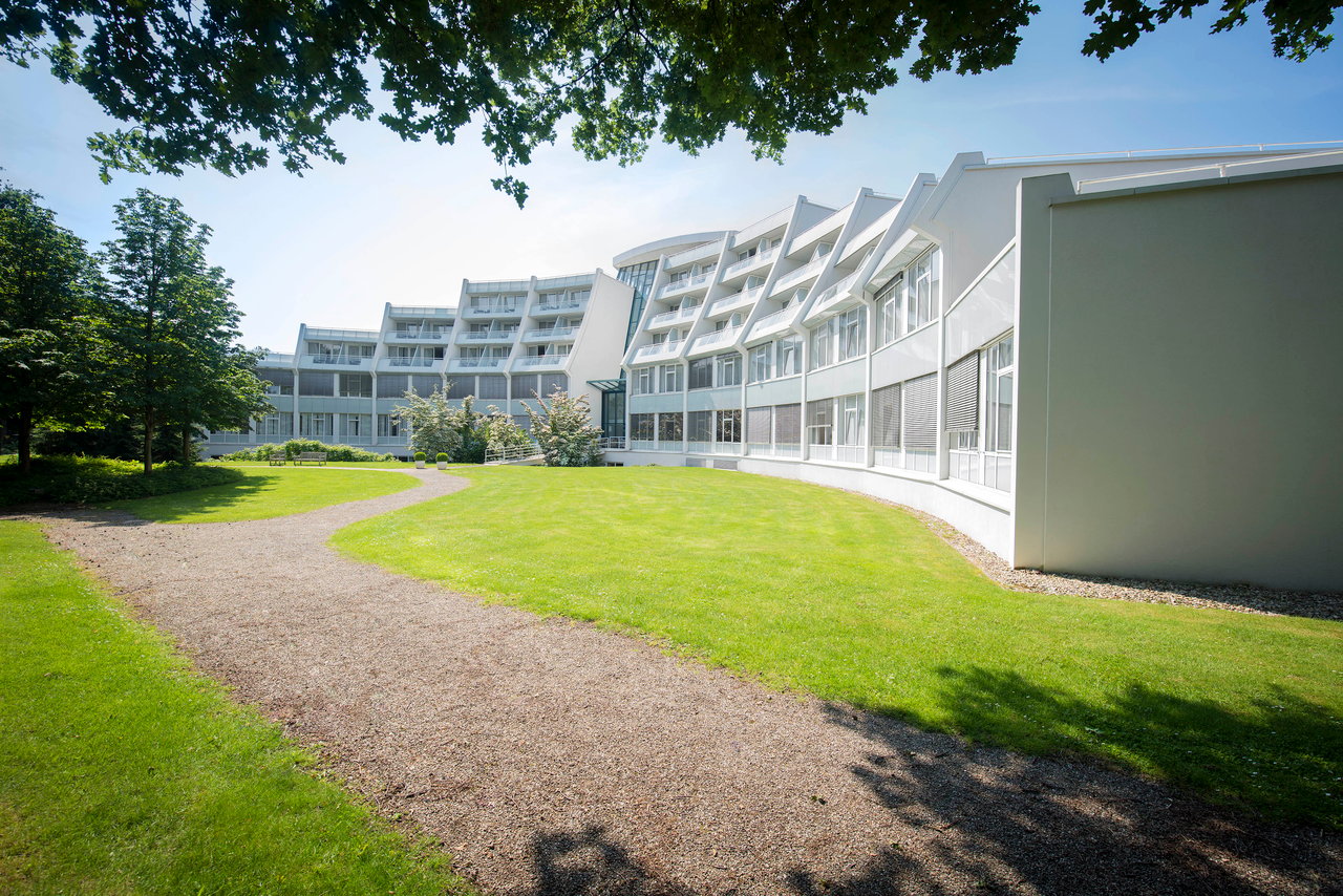 Hotel tuin Sanadome hotel Nijmegen aanzicht