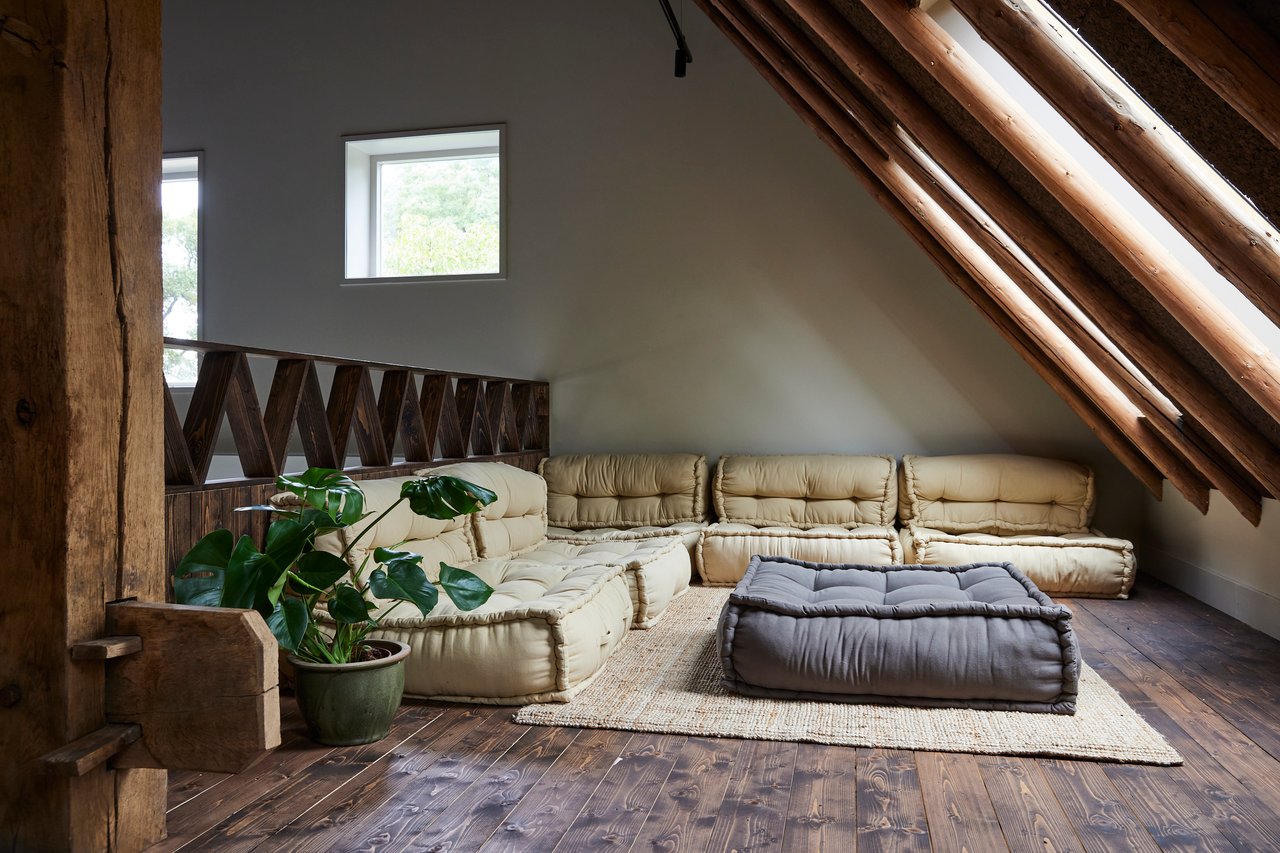 Wat vroeger de 'hilde' van de stal was waar het stro werd opgeslagen kan je nu heerlijk chillen.