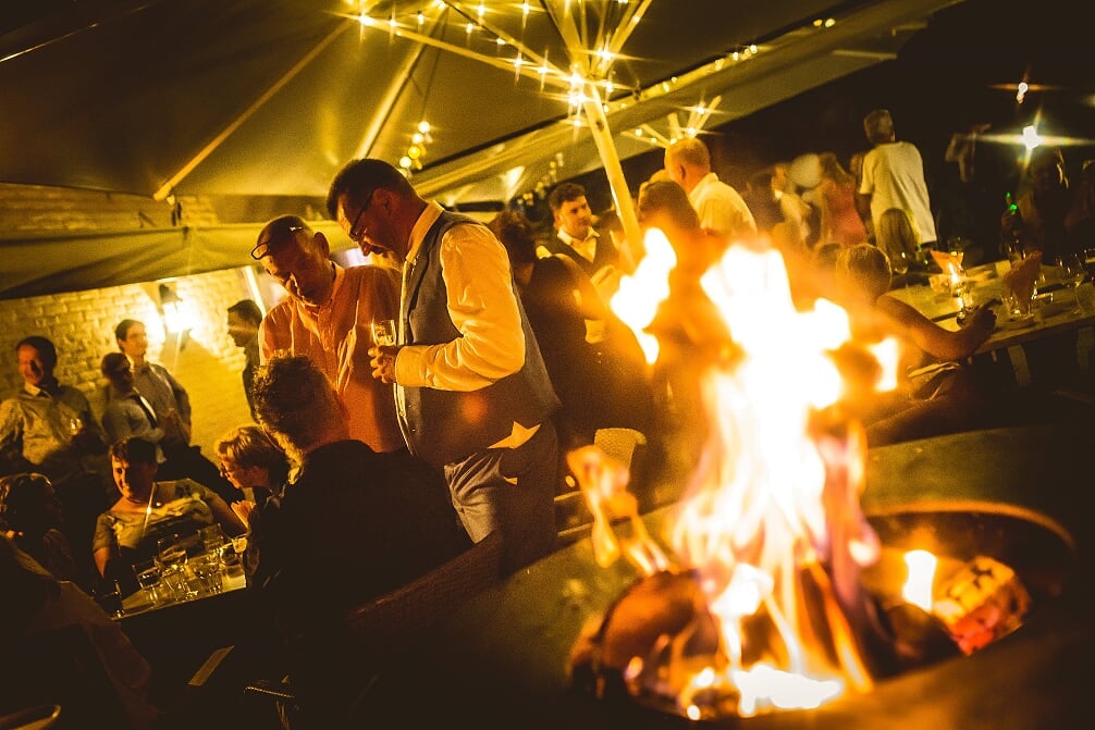 Avondborrel op het terras (1)