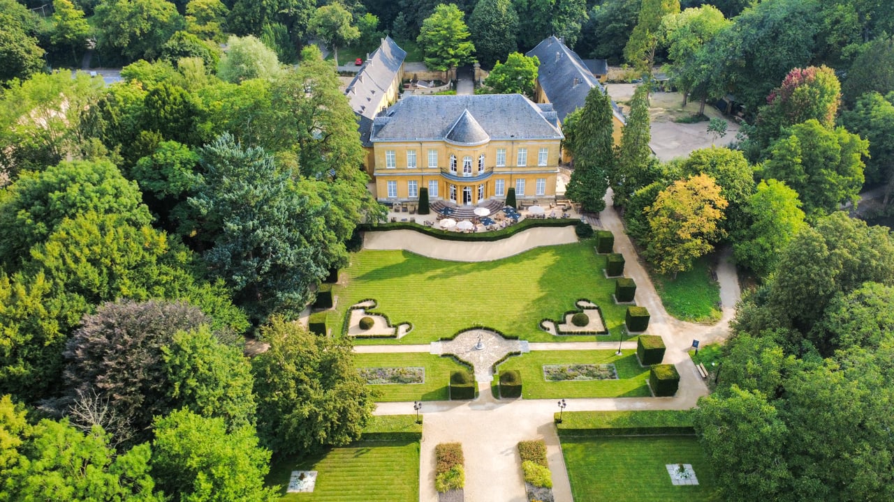 Luchtfoto van Kasteel Oost en de kasteeltuinen