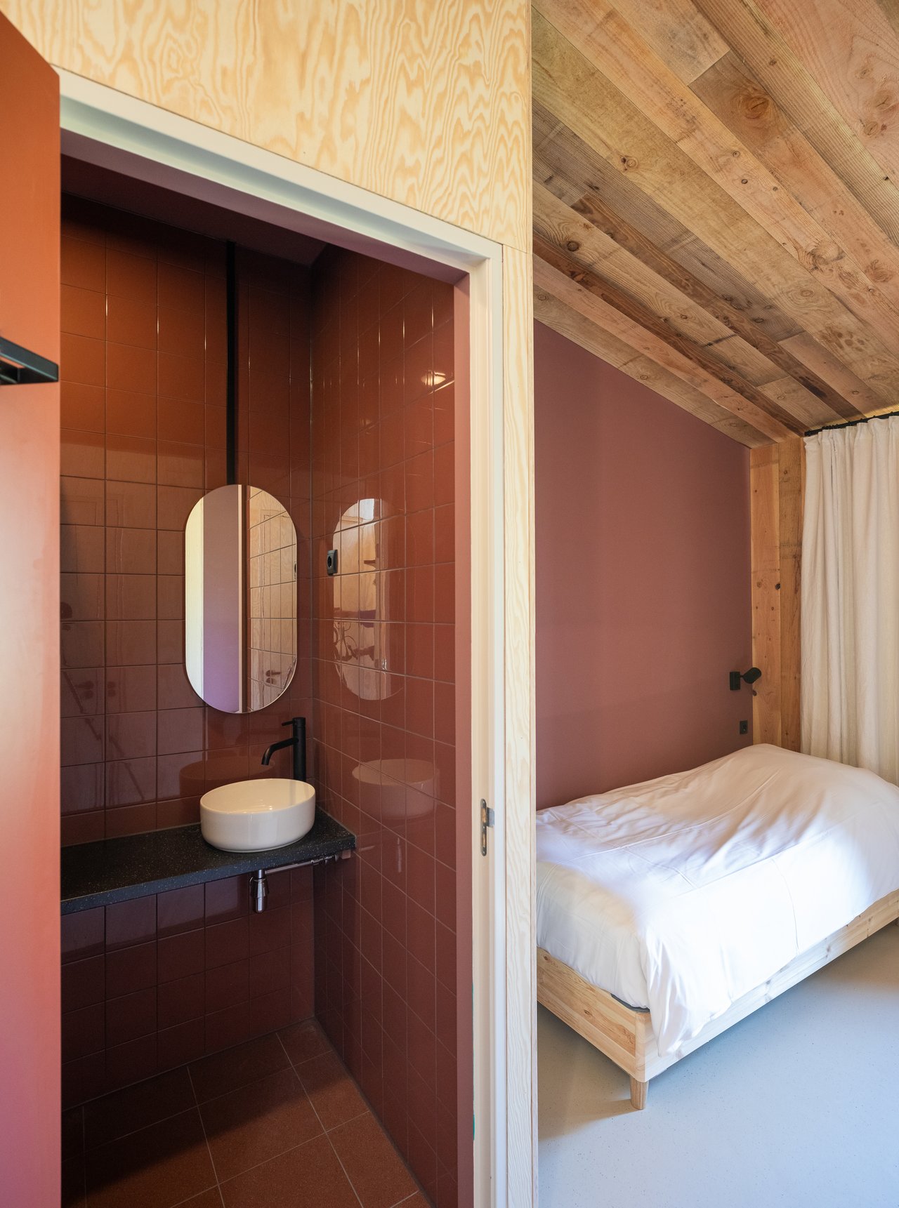 Elke eco-suite heeft een privé badkamer met inloopdouche, wastafel en toilet.