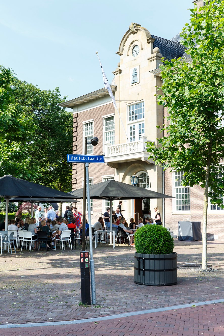 Terras entreegebouw
