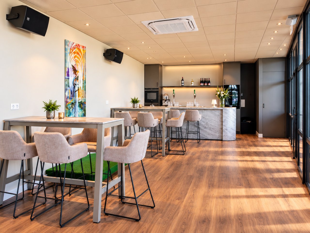 Skybox met statafels en bar
